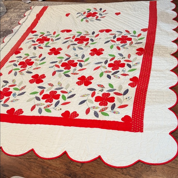 Charming Floral Quilt with Red Accents - Picture 1 of 11